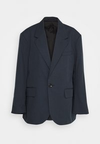 Granatowa marynarka wykonana z materiału o gładkiej fakturze; posiada klapy w kształcie szpilki, zapięcie na jeden guzik oraz dwie przednie kieszenie.