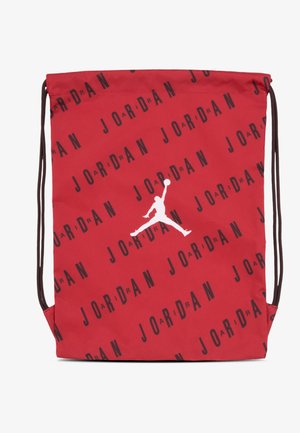 Κόκκινη σακίδιο drawstring με μαύρη εκτύπωση "JORDAN" και λευκό λογότυπο Jumpman. Κατασκευασμένο από ανθεκτικό ύφασμα με λείο υφή.