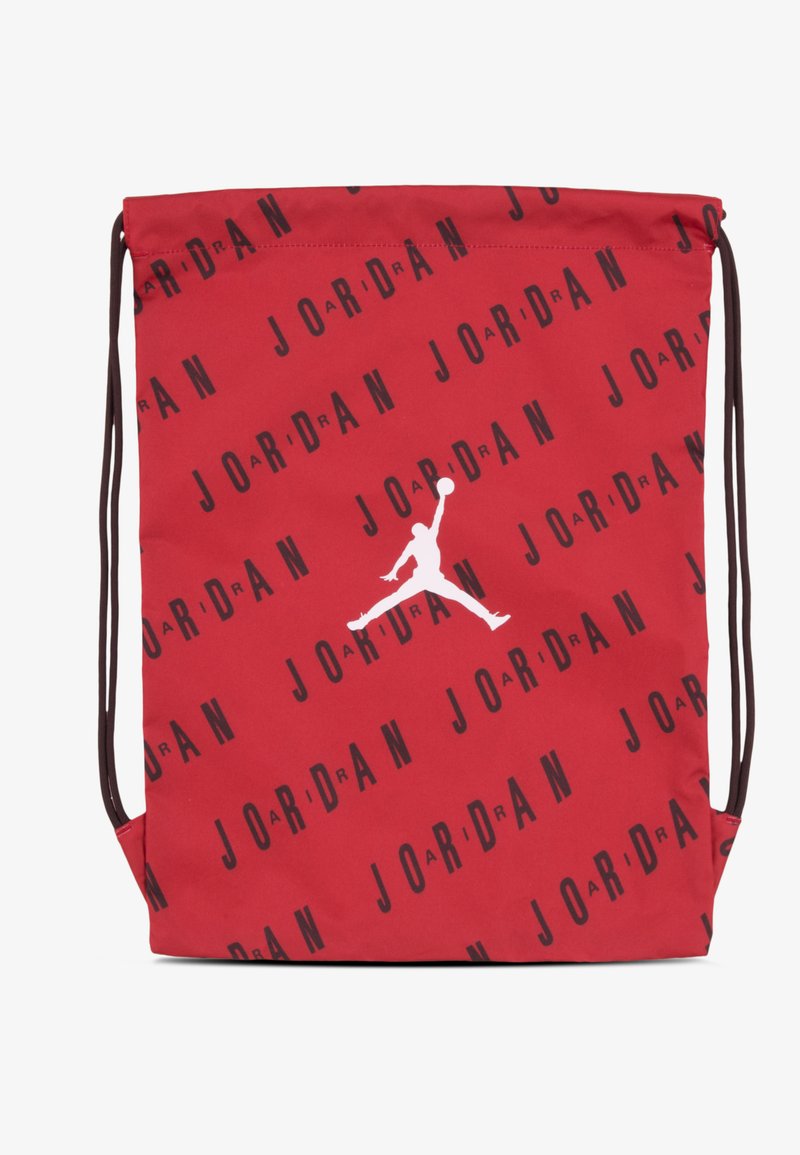 Crveni ruksak sa užetom za stezanje s crnim natpisom "JORDAN" i bijelim Jumpman logom. Izrađen od izdržljive tkanine s glatkom teksturom.