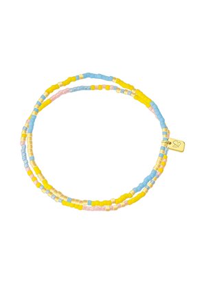 Bracelet multi-brins avec de petites perles pastel jaunes, bleues, roses et dorées, comportant une petite plaque dorée avec un contour de cœur.