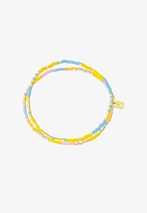 Bracelet multi-brins avec de petites perles pastel jaunes, bleues, roses et dorées, comportant une petite plaque dorée avec un contour de cœur.