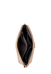 Beige klopna taška s texturovaným povrchem, zlatým zipovým kováním a černým vzorovaným vnitřkem, který obsahuje více přihrádek.