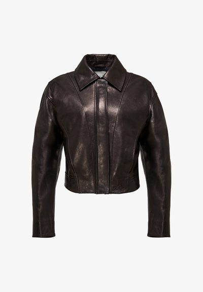 Giacca cropped in pelle marrone con colletto classico, caratterizzata da cuciture verticali e maniche lunghe, che mostra una texture liscia e lucida.