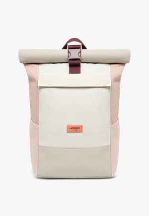 Batoh s rolovacím uzávěrem v béžovo-růžové barevné kombinaci, vyrobený z odolné tkaniny. Má přední kapsu, nastavitelný popruh a značkovou nášivku.