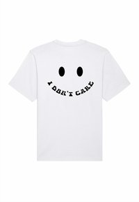 Witte katoenen t-shirt met een minimalistische zwarte glimlach-gezicht print, met twee ronde ogen en tekst eronder met de boodschap "IK MAKEN MEE" in een vet, speels lettertype.