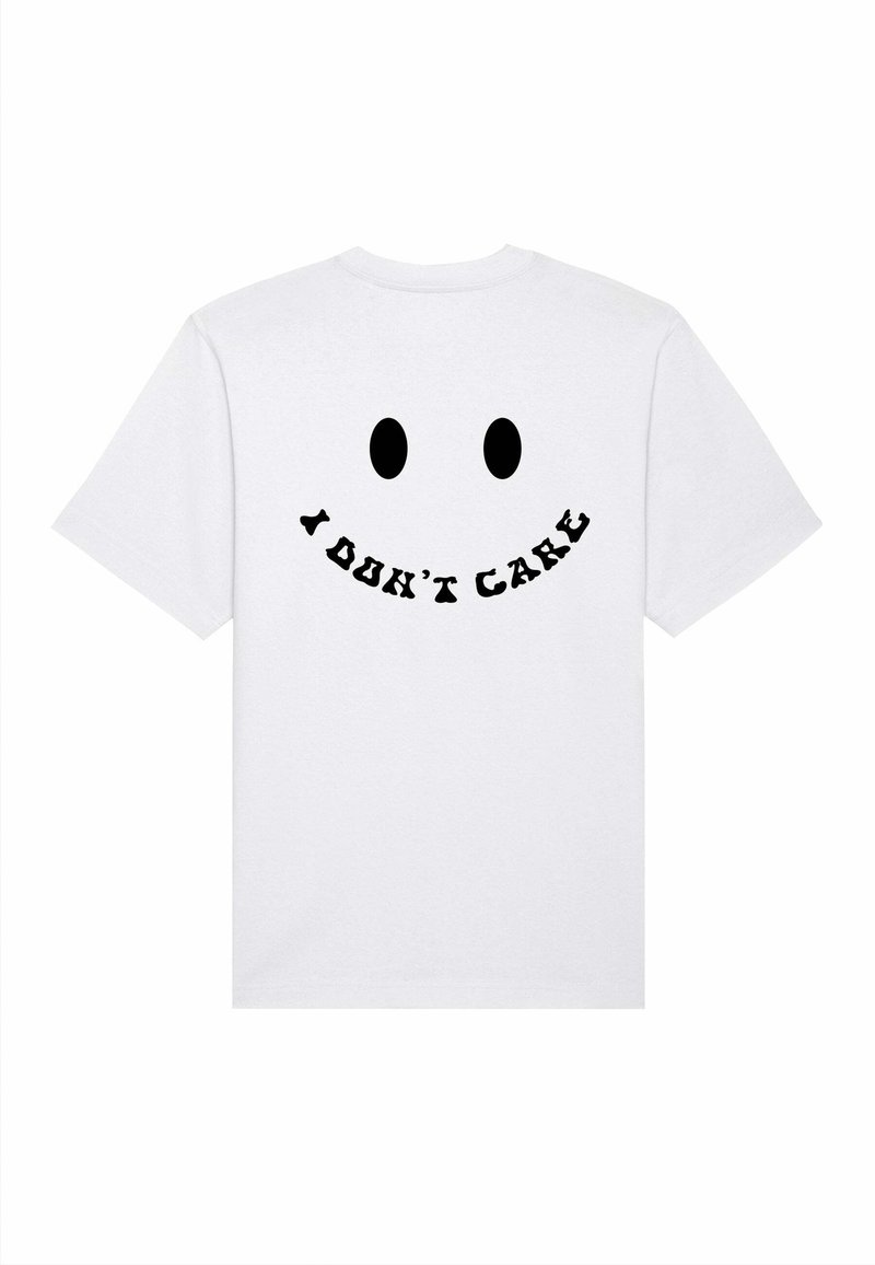 Witte katoenen t-shirt met een minimalistische zwarte glimlach-gezicht print, met twee ronde ogen en tekst eronder met de boodschap "IK MAKEN MEE" in een vet, speels lettertype.