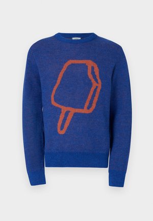 Niebieski sweter z dzianiny z dużą grafiką pomarańczowego loda na patyku z przodu. Okrągły dekolt oraz ściągacze przy mankietach i u dołu.