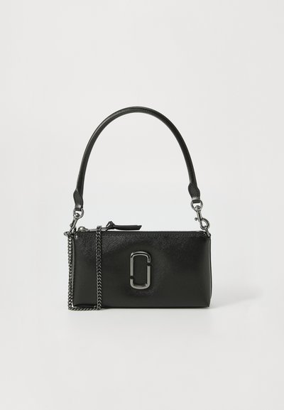 Zwarte leren handtas met een gladde textuur, voorzien van een ritssluiting, een afneembare kettingstrap en een opvallend metallic logo accent.
