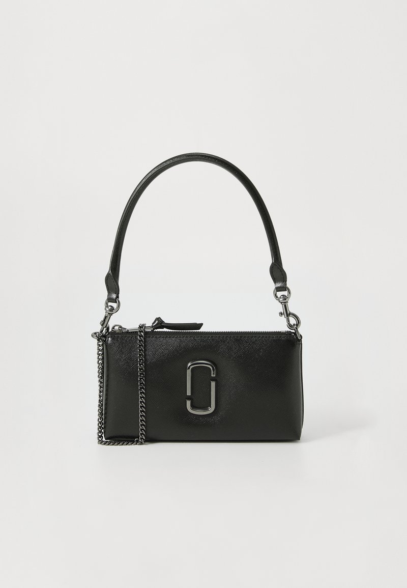 Bolsa de couro preta com uma textura suave, apresentando um fecho com zíper, uma alça de corrente destacável e um destacado detalhe com logótipo metálico.