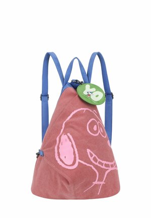 Pink dreieckiger Rucksack mit blauen Trägern, mit einem lachenden Hundegesicht-Design und einem grünen runden Anhänger mit dem Text "YO" und einer kleinen Figur.
