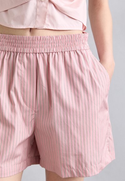 Roze gestreepte shorts van lichtgewicht stof. Heeft een elastische tailleband en zijzakken, met dunne groene strepen die detail toevoegen.