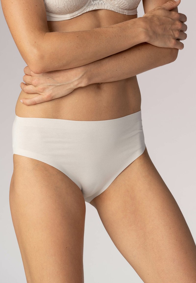 Vita bomulls hipster kalsonger med slät textur och bred elastisk midjeband, designade för komfort och vardagligt bruk.