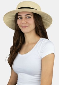 Breiter Strohhut in natürlichen Beigetönen mit einem schwarzen Band, das eine glatte Textur und eine klassische, runde Form aufweist.