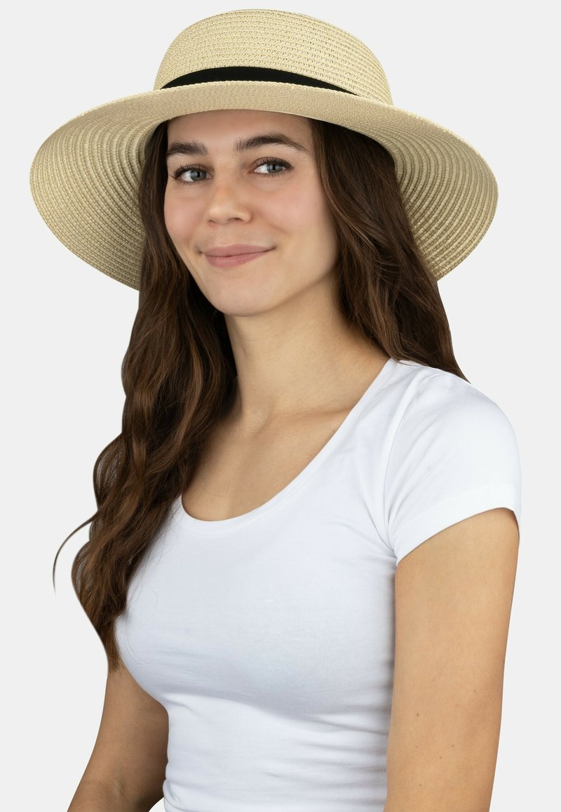 Breiter Strohhut in natürlichen Beigetönen mit einem schwarzen Band, das eine glatte Textur und eine klassische, runde Form aufweist.