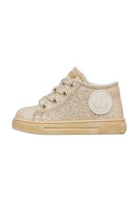 Scarpa da ginnastica glitterata oro con punta arrotondata, design con lacci e suola in gomma testurizzata; presenta un logo circolare bianco sul lato.