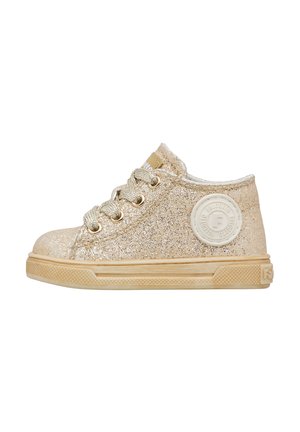 Scarpa da ginnastica glitterata oro con punta arrotondata, design con lacci e suola in gomma testurizzata; presenta un logo circolare bianco sul lato.