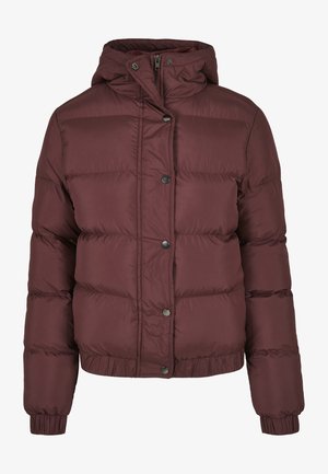 Tumši sarkans pūkainais mētis ar kapuci, kas izceļas ar quilted dizainu, priekšējiem pogām, elastīgām aprocēm un pieguļošu jostu siltumam.