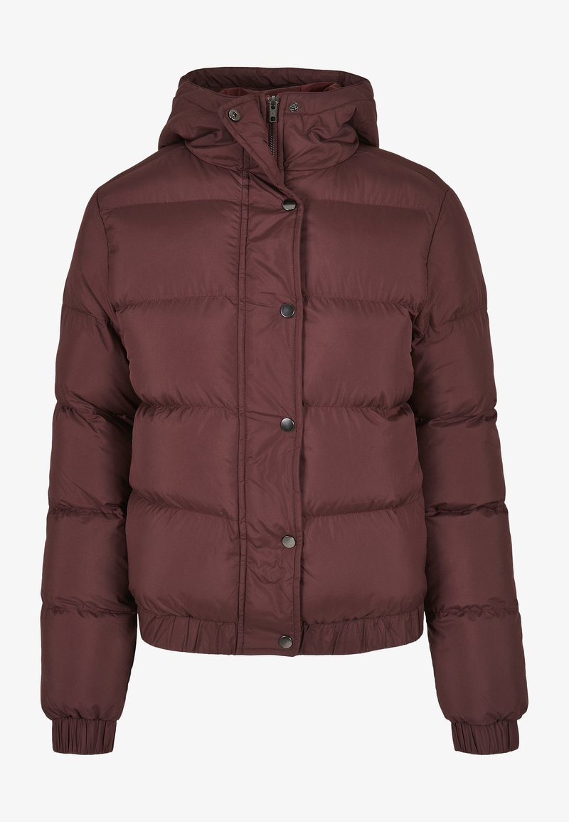 Raudonai maroon pūkinė striukė su kapišonu, pasižyminti siuvinėta tekstūra, priekiniais snapsiniais mygtukais, elastinėmis rankovėmis ir prigludusia juosmens juosta šilumai.