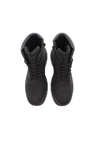 Černé kotníkové boty z semiše, s šněrováním a zipem, vybavené polstrovaným límcem, kulatou špičkou a strukturovanou gumovou podrážkou.