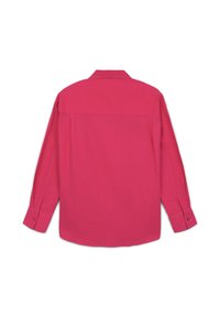 Camicia a maniche lunghe con polsini abbottonati di colore rosa brillante, mostrata da dietro con orlo dritto e colletto classico.