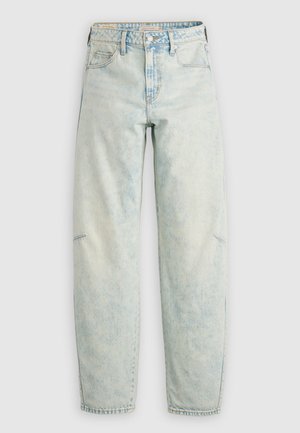 Jasnoniebieskie, postrzępione dżinsy o luźnym kroju, z pięcioma kieszeniami, zapięciem na guziki oraz przetartą, lekko teksturowaną tkaniną na całej powierzchni.