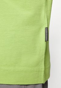 Peak Performance GRAPHIC TEE - T-shirt estampada - stand out green