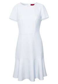 Lichtblauwe jurk van een textuurstof, korte mouwen, een getailleerde bovenkant en een wijde rok. Kenmerkend is de ronde halslijn en een rits aan de achterkant.