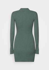 Abito a maglia a coste in verde tenue con maniche lunghe e colletto alto, caratterizzato da una silhouette aderente e tessuto testurizzato in tutta la sua lunghezza.