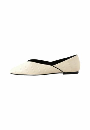 Balettikengät tasapohjalla off-white faux-krokotiilinnahasta, joissa on teräväkärkinen muotoilu, syvät V-leikkaukset ja musta rengas reunoilla.
