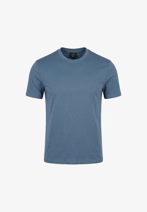 T-shirt blu a maniche corte con scollo a girocollo e testo sottile in rilievo "Armani Exchange Milano New York" sul petto.
