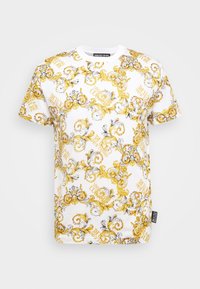 Hvid T-shirt med et indviklet barokmønster i guld og sort samt teksten "Versace Jeans Couture", kortærmet, rund hals.