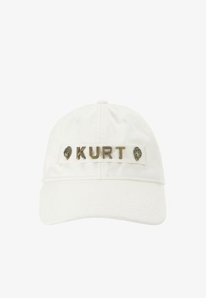 Witte katoenen honkbalpet met de naam "KURT" in metallic gouden letters op een stoffen band, voorzien van kleine gouden embleemaccenten.