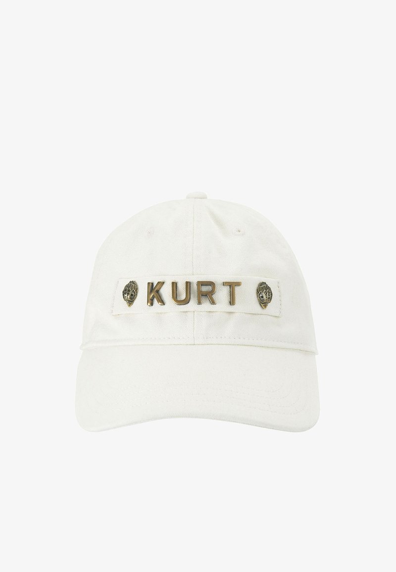 Witte katoenen honkbalpet met de naam "KURT" in metallic gouden letters op een stoffen band, voorzien van kleine gouden embleemaccenten.