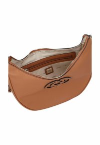 Borsa a spalla in pelle marrone con forma curvata, zip in argento e logo GUESS. L'interno è foderato in tessuto e presenta una tasca con zip aggiuntiva.