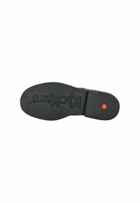 Semelle de chaussure en caoutchouc noir avec surface texturée, arborant le logo "Kickers" en relief. Un accent circulaire rouge est positionné sur le bord externe.
