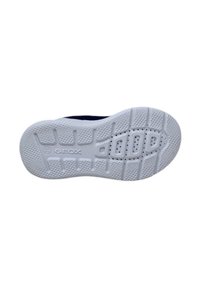Suola in gomma bianca con un motivo testurizzato, caratterizzata da scanalature e fori per la traspirabilità. Contrassegnata con "GEOX" per il marchio.