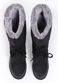 Sorte snesko med faux fur-foring og en tekstureret overflade. Har ankelhøjde, snørelukning og gummisål for bedre greb.