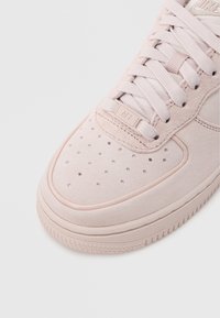 Heledat roosat seemisnahast tennist, millel on sile pind, varbalaegas augukestega ja lamedad paelad. Omaduseks on tekstureeritud kummitald.