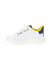 Sneaker blanche avec des accents jaunes, texture lisse, deux fermetures à boucle métalliques, et une languette de talon bleue. Présente un bout rond et une semelle en caoutchouc.