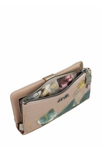 Cartera de cuero en rosa claro con un patrón abstracto en verde azulado y dorado. Cuenta con un cierre de cremallera y múltiples compartimentos, superficie texturizada.