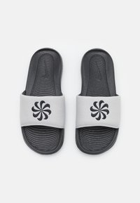 Nike Sportswear VICTORI ONE SLIDE - Pantoletai - light iron ore/black
