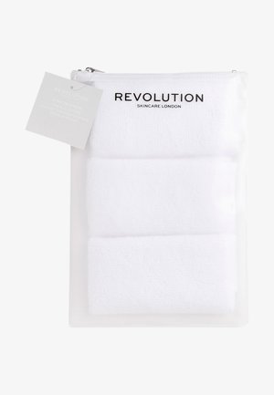 Białe mikrofibrowe ściereczki do twarzy zapakowane w przezroczystą torbę z suwakiem, oznaczone etykietą „Revolution Skincare London”. Miękka tekstura, trzy ściereczki.