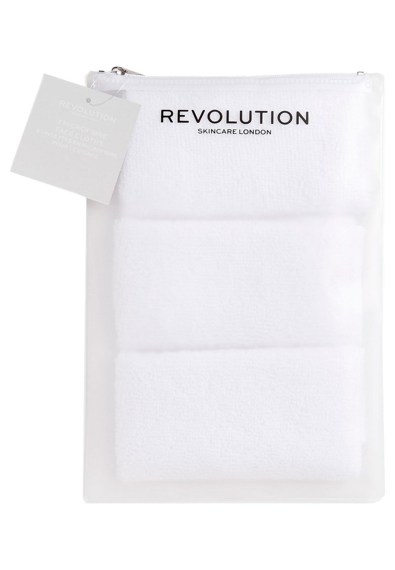 Vita mikrofiber ansiktsdukar förpackade i en genomskinlig zip-påse, märkt "Revolution Skincare London." Mjuk textur, tre dukar.