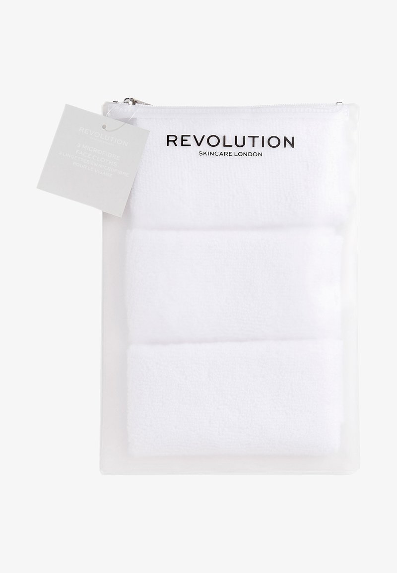 Weiße Mikrofaser-Gesichtsreinigungstücher verpackt in einem transparenten Reißverschlussbeutel, beschriftet mit "Revolution Skincare London." Weiche Textur, drei Tücher.