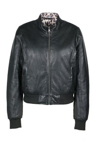 Giacca bomber in pelle nera con polsini e orlo a coste, caratterizzata da una fodera con stampa leopardata e una chiusura lampo frontale. Texture liscia, design aderente.