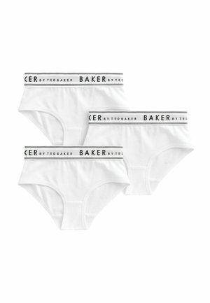 Trzy pary białych bawełnianych majtek z czarnym elastycznym pasem, na którym umieszczono napisy "BAKER" i "by TED BAKER". Prosty design, gładka tekstura.