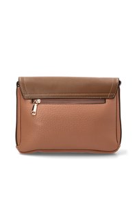 Bolso de cuero marrón con superficie texturizada, que presenta una solapa superior lisa, cremallera dorada y una forma rectangular compacta.