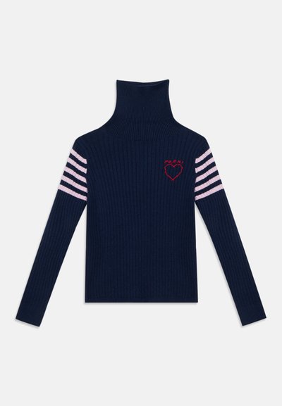 Pull à col roulé côtelé bleu marine avec des rayures roses sur les manches et un cœur rouge avec le texte "Marni" sur la poitrine.