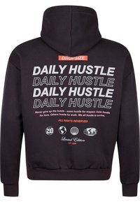 Schwarzer Hoodie mit großem Textdruck auf der Rückseite mit "DAILY HUSTLE" in Weiß mit roten Akzenten und verschiedenen grafischen Icons. Material aus Baumwollmischung.