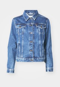 Veste en denim bleu moyen avec manches longues, deux poches poitrine, fermeture à boutons et texture légèrement décolorée. Design de col traditionnel.